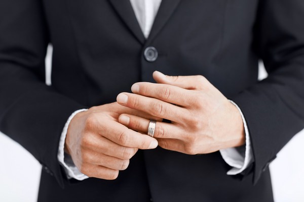 К чему снится кольцо на пальце: грядет помолвка?