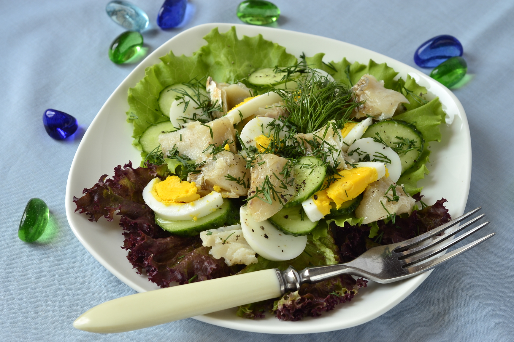 Рыбный салат с яйцом