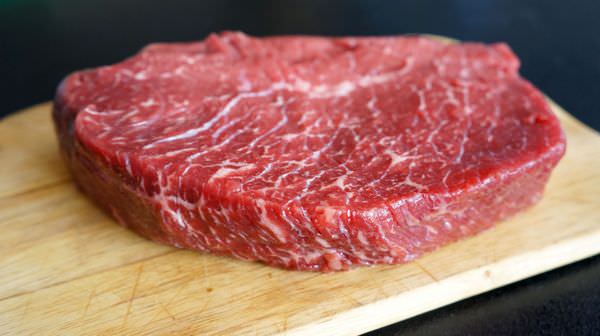К чему снится мясо: не хватает белка?