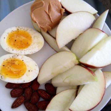 яблоки и вареные яйца на завтрак