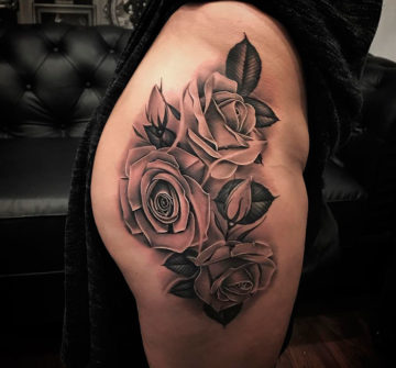 Татуировка роза на бедре