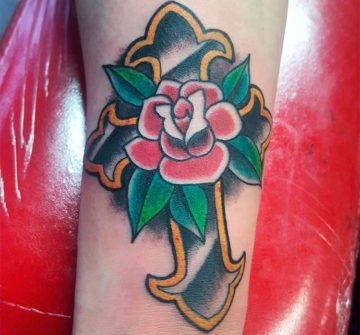 Татуировка роза с крестом