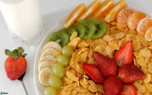 Здоровый завтрак из фруктов