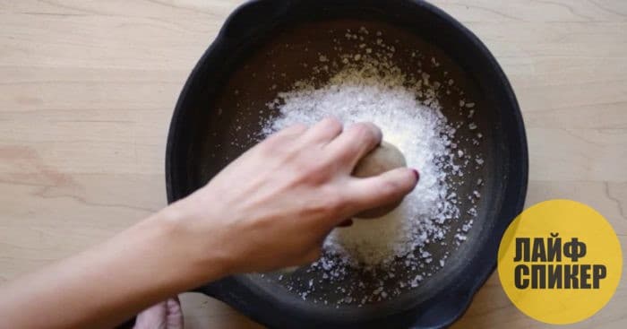 Чистка сковороды солью