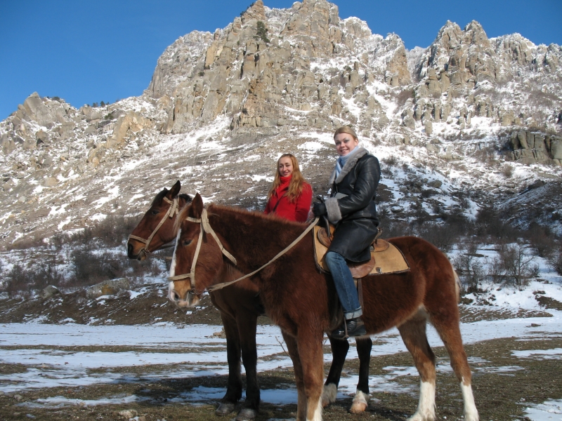 прогулки на лошадях зимой в Крыму