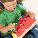 Как научить ребенка завязывать шнурки, если он требует обувь на липучке