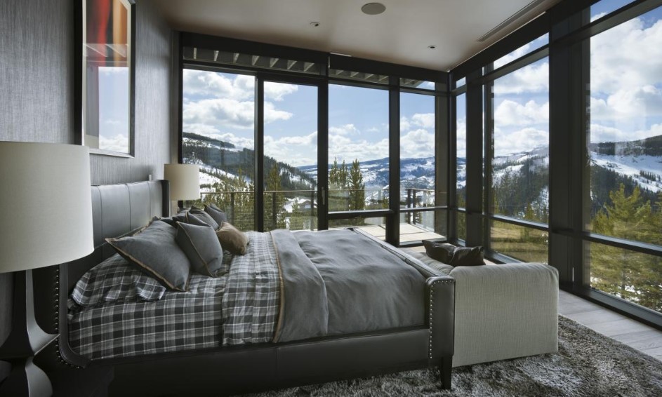 Зачем вставать на горные лыжи: спальня с видом на горы