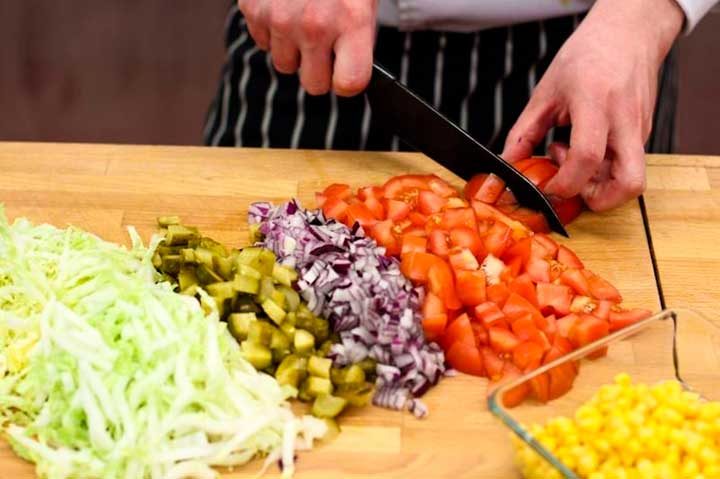 Подготовить овощи для салата из куриной грудки